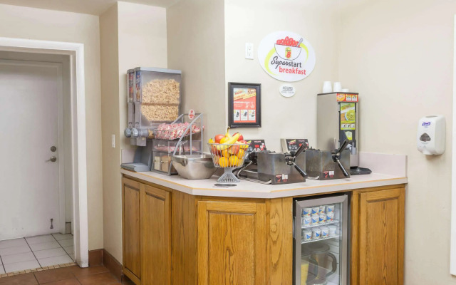 Super 8 By Wyndham Santa Barbara/Goleta