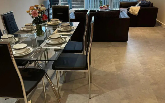 Birmingham City Apartment With 3 Bedrooms