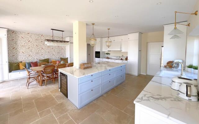 18024 - Superb Villa Near Beach With Heated Pool