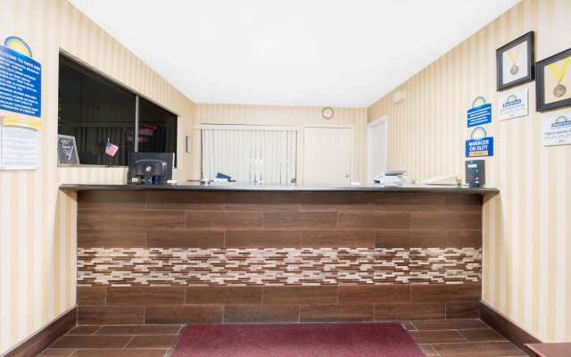 Days Inn by Wyndham Hobbs