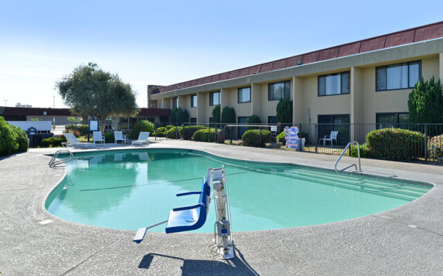 Rodeway Inn & Suites