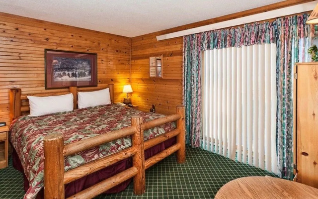 Voyageur Lakewalk Inn