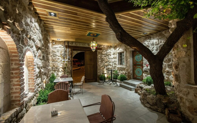 Foremanson Cave Hotel