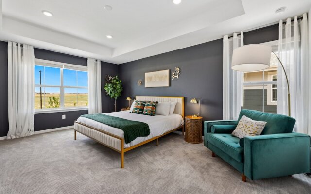 New Build W/ Great Backyard & Lake Access!