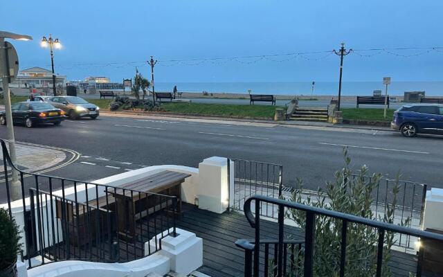Seaview flat with balcony, spacious 2 bedroom