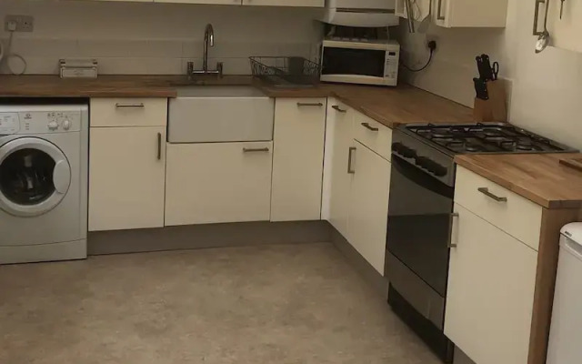 3 bed Bungalow minutes from the beach