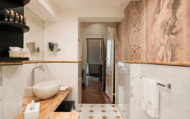 Royal Palace Luxury Suites & Hotel