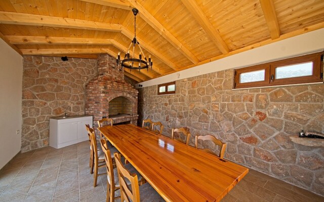 Luxurious Villa with Private Swimming Pool, Hot Tub, Sauna, Lovely Taverne