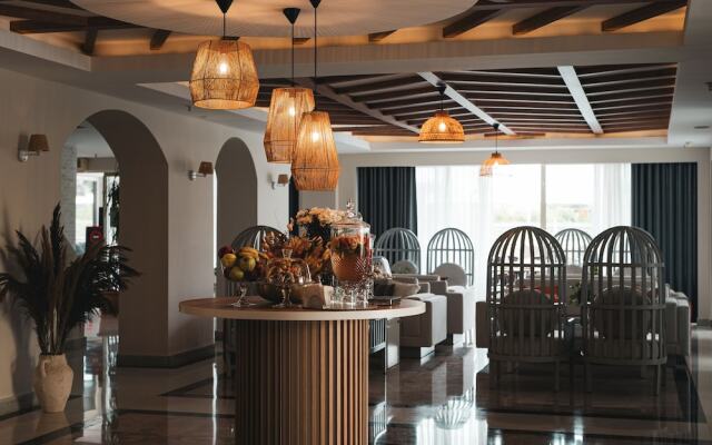 Adella Side Hotel