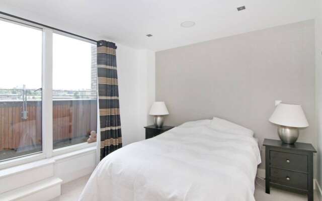 2 Bedroom Penthouse With Balcony and Castle Views