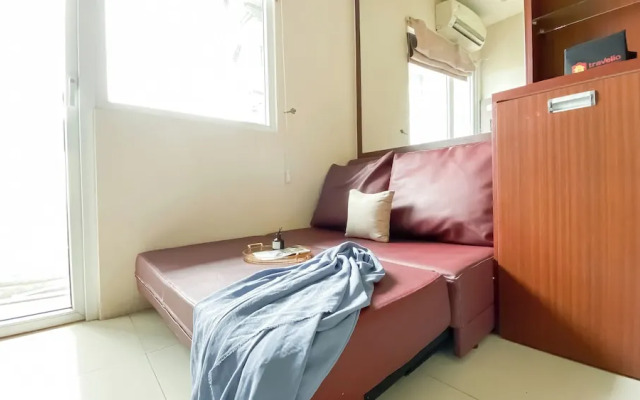 Strategic And Homey 2Br Green Pramuka Apartment