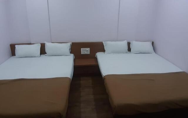 Rajhuns Deluxe Lodging