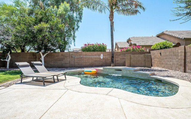 Dos Palmas - Gilbert Poolside Retreat