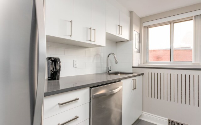 Bold Downtown Montréal Suites by Sonder