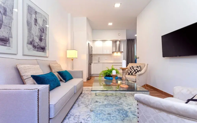 Beautiful 1 BD Apartment in the City Center Recaredo I