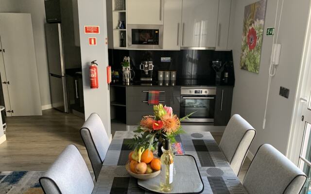 Funchal Apt- Sleeps 2 - Pool & Parking - Madeira