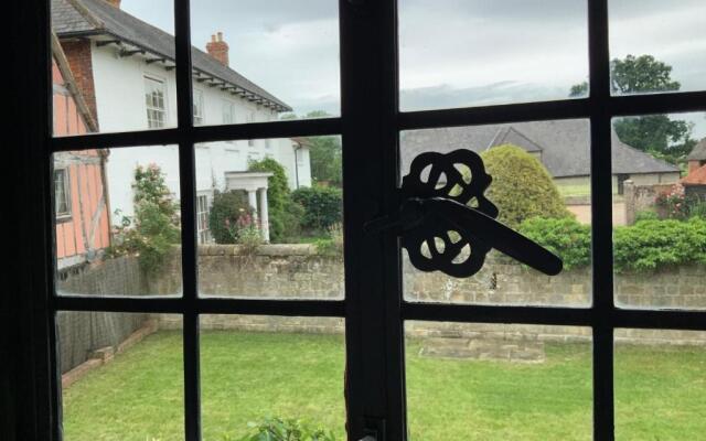 Delightful 4BD Home Full of Flair Edenbridge Kent
