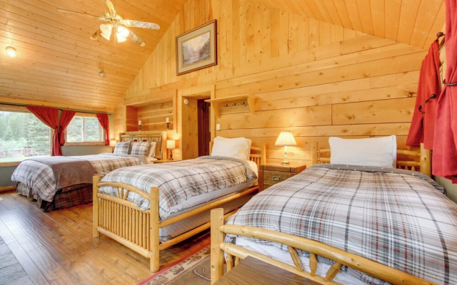 Creekside Silver Gate Getaway w/ Fireplace!