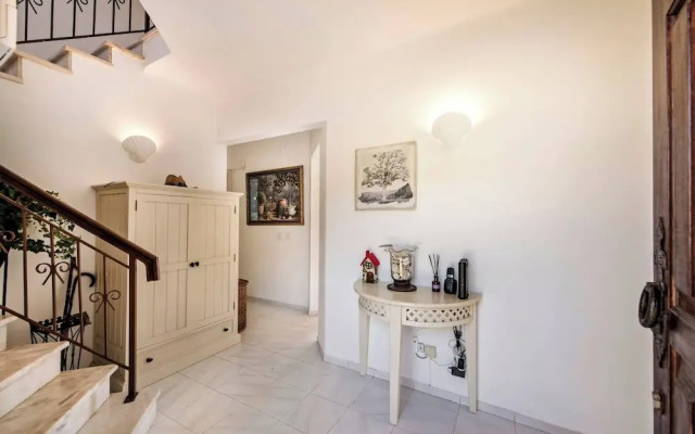 4 Bedrooms Private Pool Close To All Amenities