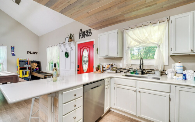 Sevierville Family Home w/ Hot Tub!