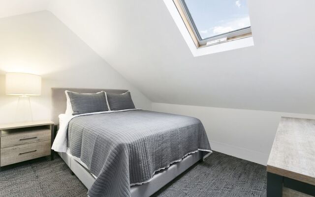 Village Latch Inn Hotel