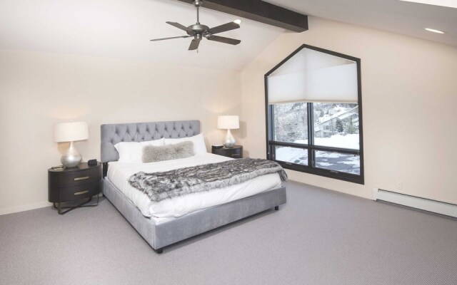 814 Eagle Dr. 4 Bedroom Home by RedAwning