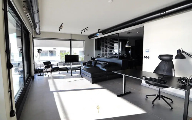 Nero Luxury Flat by Zennova