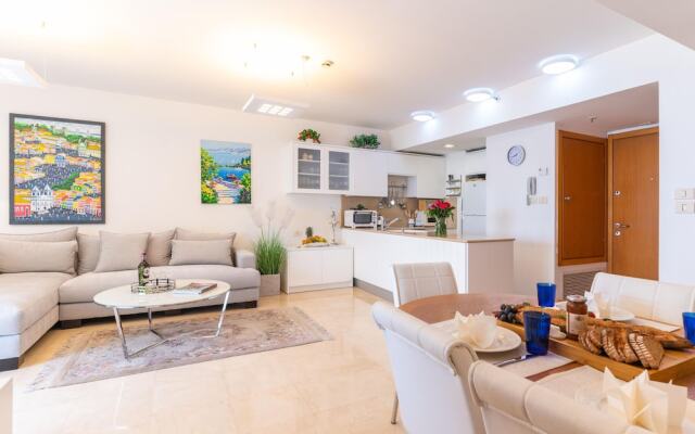 DeluxeApartment with Views of the Marina