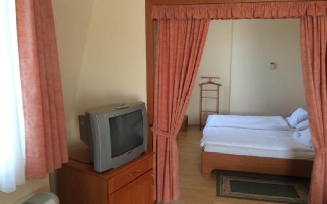 Karádi Hotel