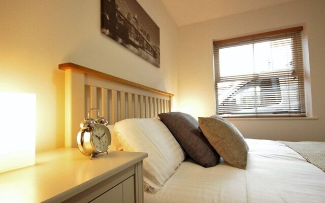 Kings Court Apartment