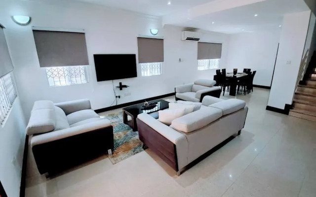 Stylish 3 Bedroom House Near Airport & Marina Mall
