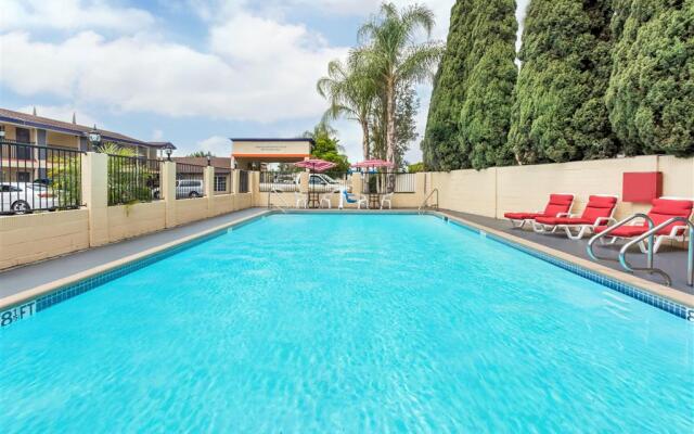 Howard Johnson by Wyndham Orange Hotel & Suites