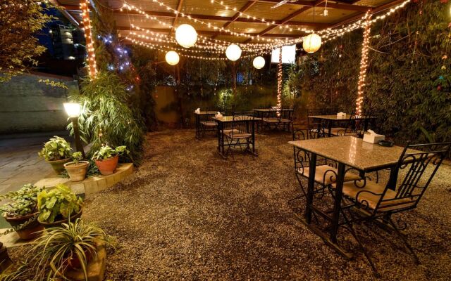 Suburb Cafe & Inn