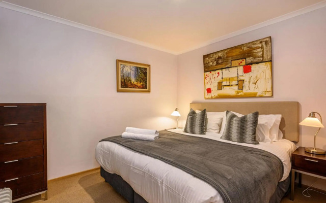 Lhotsky Studio 1 Bedroom with quiet location and onsite parking