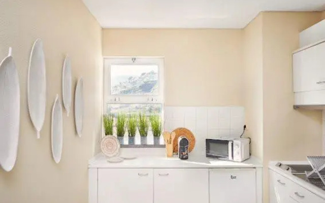 Cosy apartment with sea view and pool