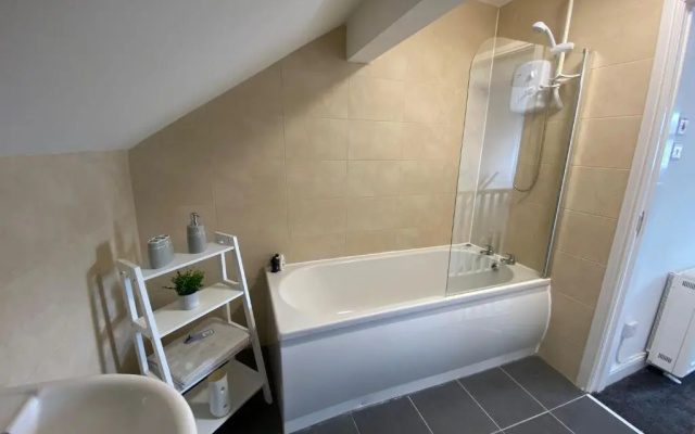 Stylish 2 bed apartment sea front location suite 3