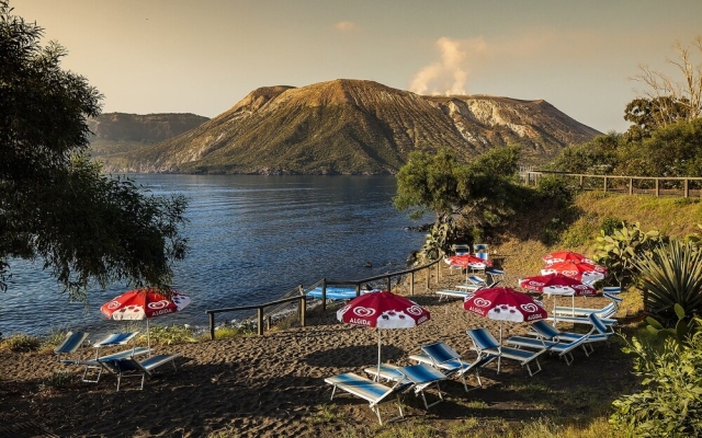 Bilo 4 - Vulcano on sea Shore