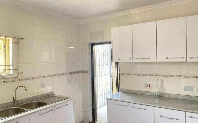 Inviting 8 Bed House in Lekki
