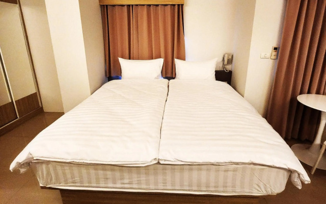 Prom Ratchada Hotel