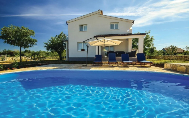 Awesome Home in Drinovci With Wifi and 5 Bedrooms