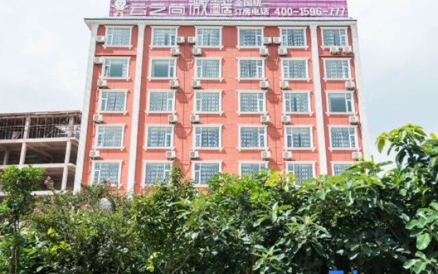 CLOUDS Hotel (Luoping Margaret)