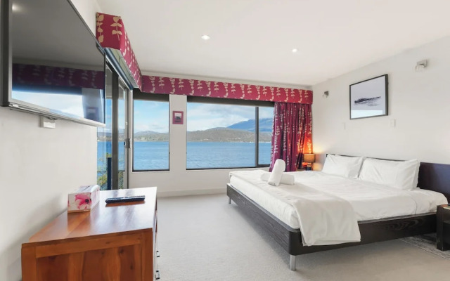 Waterfront Home - Gorgeous Views - 2 Bed