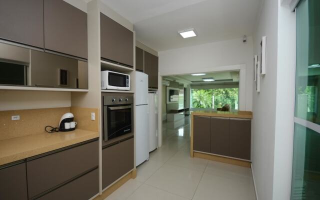 Casa 05 Dormitórios na Praia de Bombas