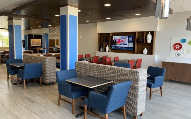 Holiday Inn Express & Suites Moore by IHG
