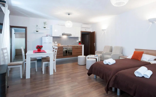 Rooms & Apartments 72