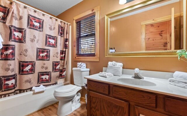 Bear Crossing Cabin by Jackson Mountain Rentals