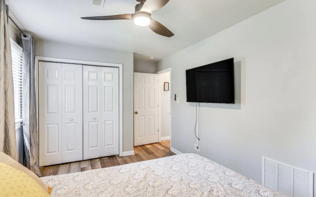 Pet-friendly Charlotte Home w/ Deck Near Uptown!