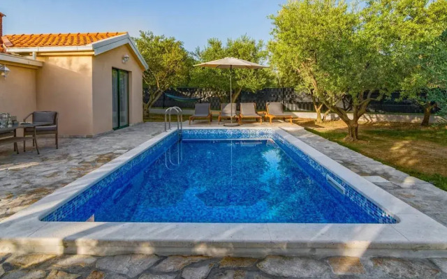 Hidden Gem Holiday Home With Pool in Kastel Stafilic