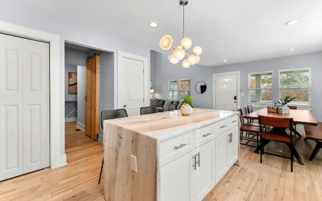 City Oasis With Hot Tub Group-friendly