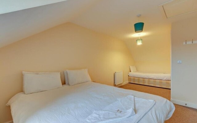 Commodore Hotel & Suites